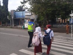 Sat Lantas Polres Bima Kota Laksanakan Rawan Pagi, Bantu Anak Sekolah Menyeberang Jalan