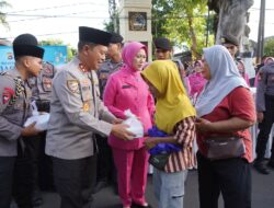 Sore Ramadhan di Mataram, Kapolda NTB Berbagi Takjil untuk Warga
