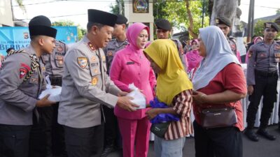 Sore Ramadhan di Mataram, Kapolda NTB Berbagi Takjil untuk Warga