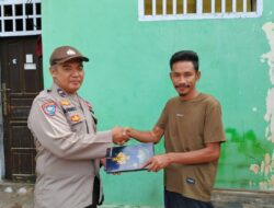 Bhabinkamtibmas Polsek Sanggar Bagikan Perlengkapan Sholat Bagi Warga Binaannya