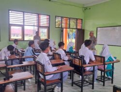“Police Go to School” Satbinamas Polres Bima Kabupaten Sosialisasi Bijak Dalam Bermedsos di SMAN I Woha