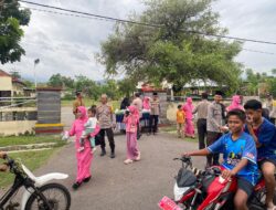 Ramadan Penuh Berkah, Polsek Kilo dan Bhayangkari Berbagi Takjil di Depan Mako