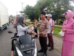 Tebar Kebaikan di Bulan Suci, Polsek Plampang dan Bhayangkari Bagi 100 Paket Takjil ke Masyarakat