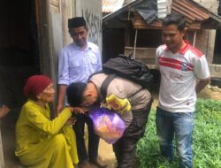 “Polri Untuk Masyarakat” Bhabinkamtibmas Polsek Woha Sambangi Lansia dan Salurkan Paket Sembako”