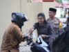 Bag Ops dan Si Humas Polres Dompu Berbagi Takjil di Bulan Ramadan, Sambil Edukasi Keselamatan Berlalu Lintas