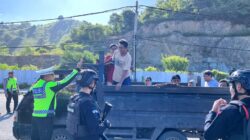 Personel Ops Ketupat Rinjani 2026 Laksanakan Pengaturan Lalu Lintas dan Teguran Humanis di Pos Pam Amahami