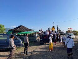 Wujud Toleransi, Personel Polsek Plampang Kawal Ritual Nyepi Umat Hindu di Pantai Boro Liang Dewa