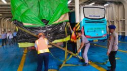 Pastikan Keselamatan Penumpang, Ditpolaurud Polda NTB Bersama KSOP Awasi Bongkar Muat di Pelabuhan Lembar