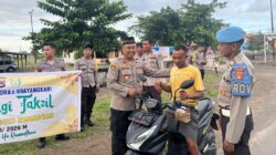 Menjelang Berbuka Puasa, Polsek Tambora Bagikan Takjil Berbuka Puasa Bagi Masyarakat Pengguna Jalan