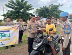 Menjelang Berbuka Puasa, Polsek Tambora Bagikan Takjil Berbuka Puasa Bagi Masyarakat Pengguna Jalan