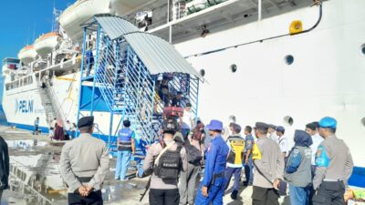 Personel Ops Ketupat Rinjani 2026 Amankan Kedatangan KM Wilis di Pelabuhan Bima