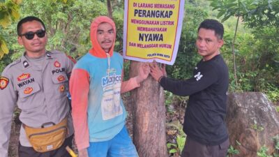 Polsek Langgudu Pasang Baliho Larangan dan Edukasi Bahaya Listrik di Area Pertanian