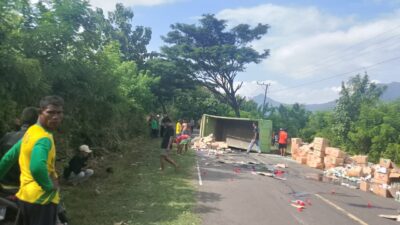 TRUK PENGANGKUT OBAT PERTANIAN TERGULING DI PAJO, POLISI SIGAP AMANKAN LOKASI
