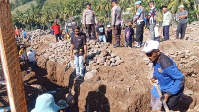 Personel Polsek Ambalawi Gotong Royong Bersama Warga, Peletakan Batu Pertama Masjid Nurul Hikmah Desa Kole