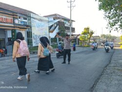 Personel Polsek Sukamulia Lakukan  Pengaturan Lalu Lintas Di Depan Smkn 2 Selong