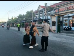 Personel Polsek Sukamulia Lakukan Pengaturan Lalu Lintas sebagai Upaya Menjaga Kamseltibcar Lantas