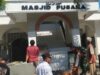 Gotong Royong Babinsa dan Warga Perbaiki Masjid Pusaka