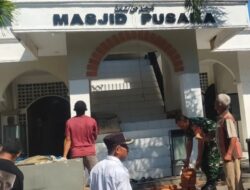 Gotong Royong Babinsa dan Warga Perbaiki Masjid Pusaka
