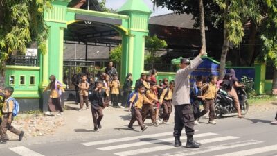 Personel Polsek Suela Laksanakan Pengaturan Lalu Lintas di Depan SDN 2 Suela