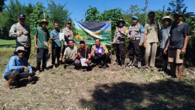 Kapolsek Sakra Pimpin Kegiatan Penanaman Jagung Bersama Masyarakat di Lombok Timur