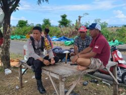 Bhabinkamtibmas Desa Hu’u Pantau Penjemuran Jagung Warga, Perkuat Ketahanan Pangan dan Kamtibmas