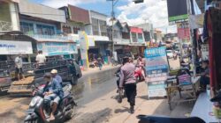 Pelumas Bekas Tumpah, Polsek Bolo Terjun ke TKP Lakukan Pengaturan dan Penjagaan Arus Lalulintas