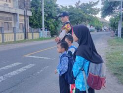 Polisi Gelar Rawan Pagi di Depan SDN 1 Goa, Wujudkan Kamseltibcar Lantas yang Aman dan Humanis
