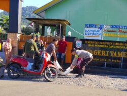 Gotong Royong Bersihkan Fasilitas Umum, Bhabinkamtibmas Desa Tamekan Ajak Warga Perkuat Kebersamaan