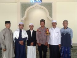 Hadir di Tengah Masyarakat, Bhabinkamtibmas Polsek Woha Jadi Khatib Sholat Jum,at