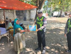 .”Polantas Menyapa” Dibalik Seragam Coklat dan Kopel Putih, Satlantas Polres Bima Kabupaten Salurkan Bantuan Sembako Bagi Warga Kurang Mampu