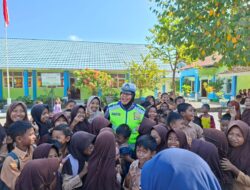 Unit Kamsel Satlantas Polres Bima Kota Edukasi Pelajar SDN 28 Melayu melalui Program Police Goes To School