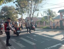 Hadir di Jam Rawan Pagi.dan Rawan Siang Polsek Woha Lakukan Pengaturan Arus Lalulintas di Depan SMAN I Woha