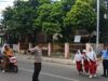 Polres Bima Kota Laksanakan Rawan Pagi, Bantu Anak Sekolah Menyeberang Jalan