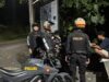 Jaga Keamanan Gerung, Polisi Bubarkan Kerumunan Pemuda di Jembatan Gantung Dini Hari