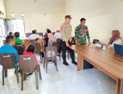 Bhabinkamtibmas Arab Kenangan Dampingi Penyaluran Buku Rekening dan Kartu KSB Maju Di Desa binaan