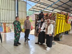 Pastikan Tepat Sasaran, Bhabinkamtibmas Desa Ai Mual Kawal Penyaluran Bantuan Pangan Bulog