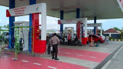 Pastikan Distribusi BBM Lancar, Polsek Labuapi Pantau Langsung Stok dan Antrean di Sejumlah SPBU