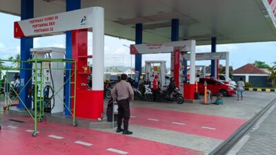 Pastikan Distribusi BBM Lancar, Polsek Labuapi Pantau Langsung Stok dan Antrean di Sejumlah SPBU