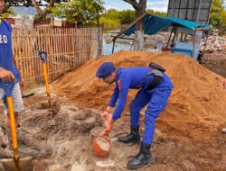Implementasi Program Kapolres Bima Kabupaten “Polisi Peduli” Satpolairud Gotong Royong bantu Bangun Rumah Warga