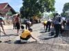Polsek Hu’u Bersama Warga Gelar Kerja Bakti Perbaiki Jalan, Cegah Laka Lantas