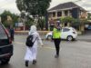 Polsek Rasanae Barat Laksanakan Rawan Pagi, Bantu Pelajar Menyeberang Jalan