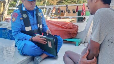 Sat Polairud Polres Bima Kota Patroli Perairan Teluk Bima, Periksa Kapal Nelayan