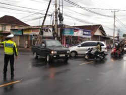 Cegah Kemacetan Jalur Wisata Senggigi, Polsek Batulayar Lakukan Penjagaan Ketat di Titik Rawan