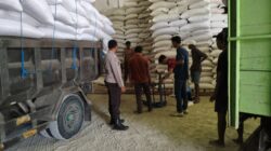 Bhabinkamtibmas Dampingi Petani Kirim Hasil Panen Jagung