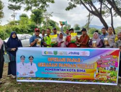 Bhabinkamtibmas Polres Bima Kota Amankan Operasi Pasar, Dukung Gerakan Pangan Murah