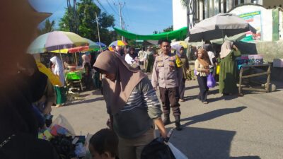 Bhabinkamtibmas Desa Surabaya Laksanakan Pengamanan Pasar Senin dan Pengaturan Arus Lalu Lintas