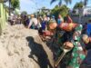 Babinsa Narmada Bersama Warga Timbun Area Pemakaman Umum