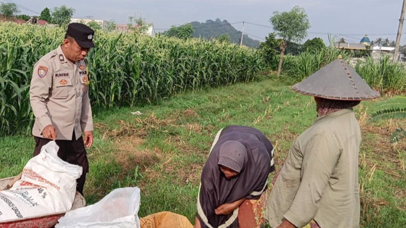 Sinergi Bhabinkamtibmas dan Petani Optimalkan Lahan
