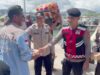 Sentuhan Humanis,  Polres Bima Kota Bagikan Snack kepada Buruh Pikul di Hari Buruh