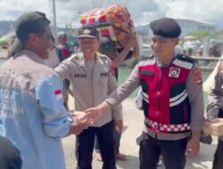 Sentuhan Humanis,  Polres Bima Kota Bagikan Snack kepada Buruh Pikul di Hari Buruh